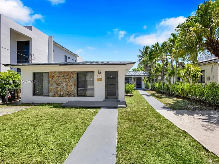 3050 SW 26th St #3050 — Photo 2