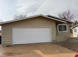 1122 E 3rd St, Vinton, IA 52349