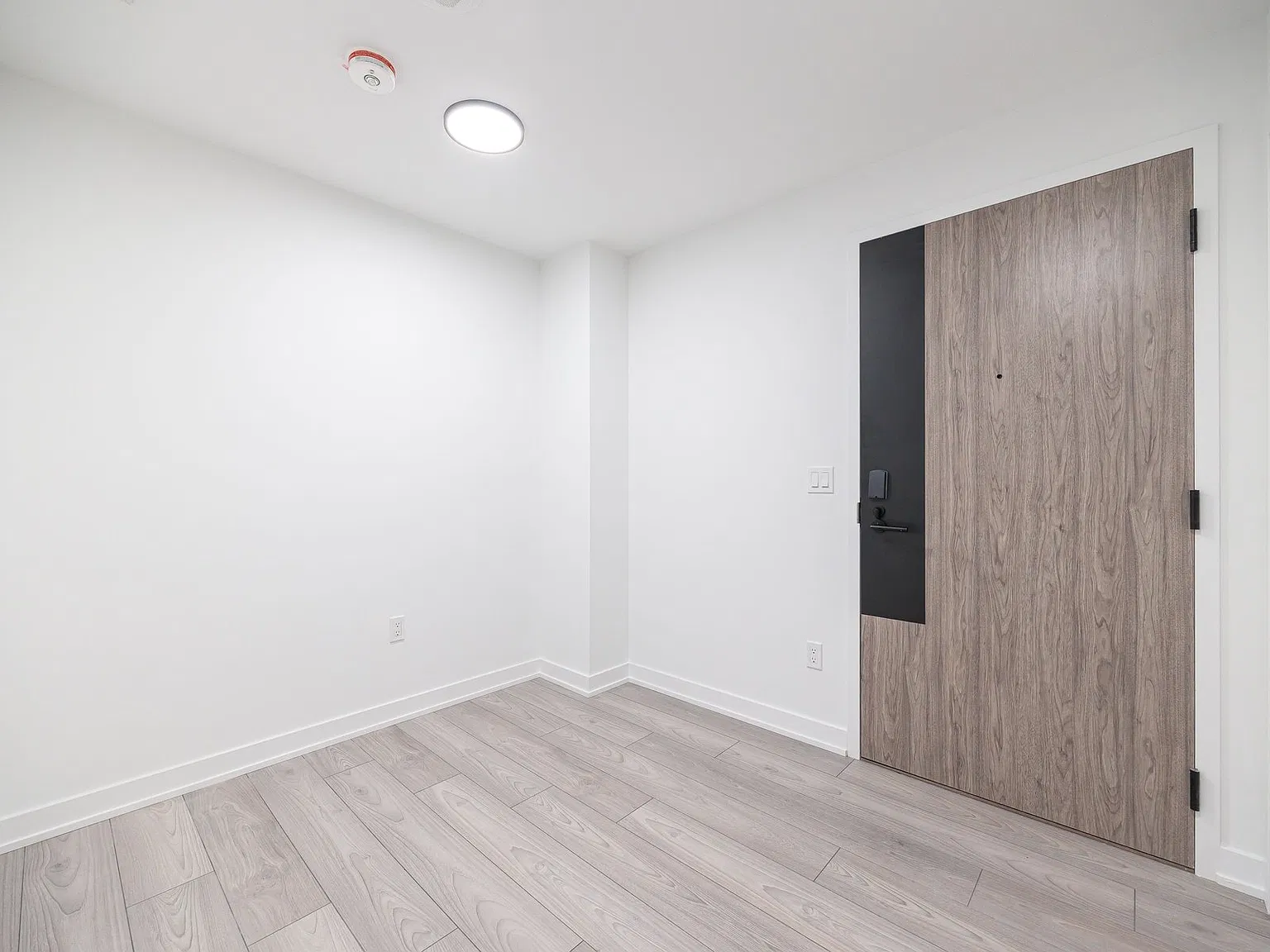1007 The Queensway — Photo 3
