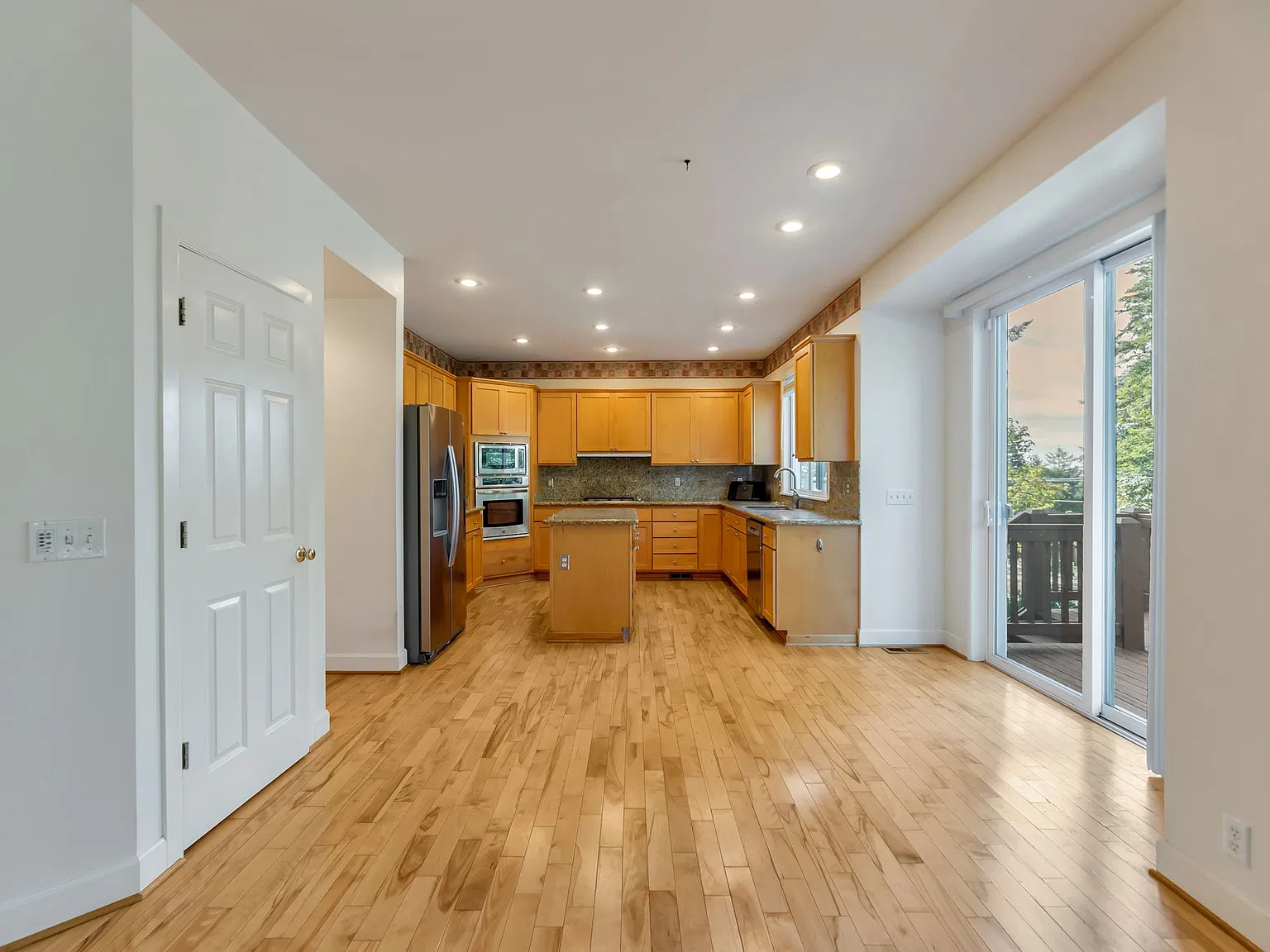 6 bed, 3.5 bath, 3580 sqft, $4,295 — Photo 3