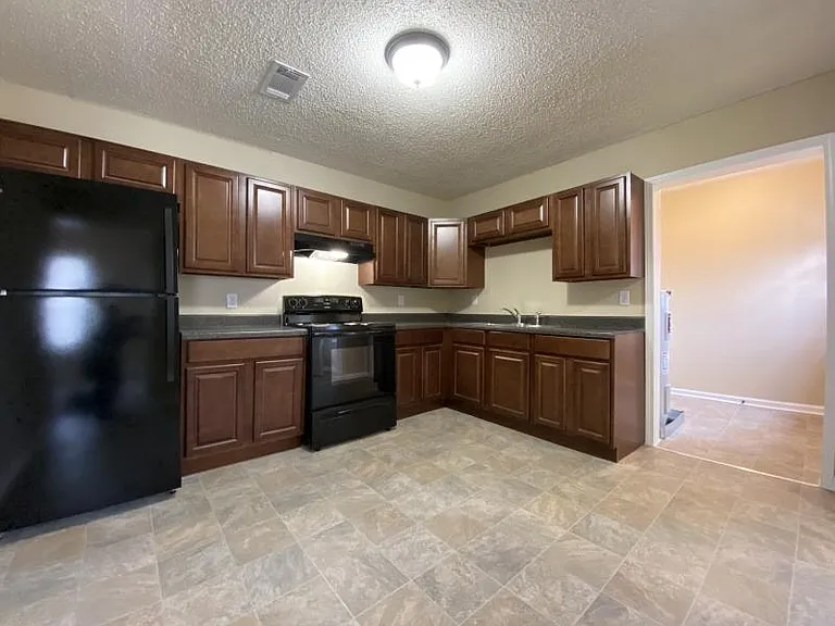 2115 S Pine St #B — Photo 3
