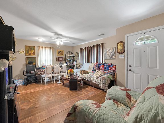 4th image of 914 Armstrong Rd