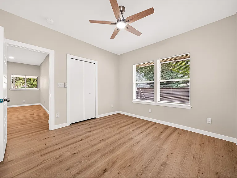 631 E Mistletoe Ave — Photo 18