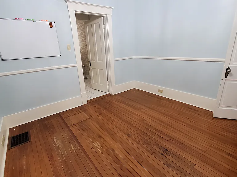 114 W Lexington Ave — Photo 35