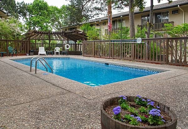 1st image of 805 S Circle Dr APT 002