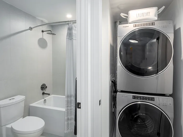 425 Wellington St W — Photo 16