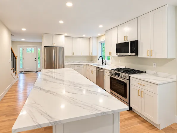 21 Speare Rd, Hudson, NH 03051