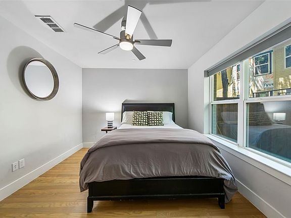 4th image of 1272 N Prairie Ave