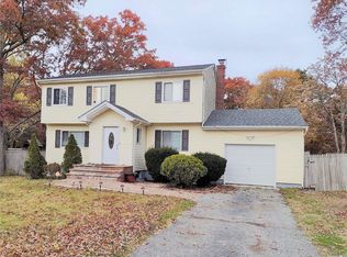 7 Murray Ln, Coram, NY 11727