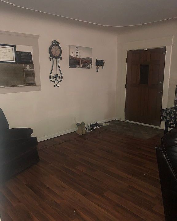 2nd image of 815 W Oak St