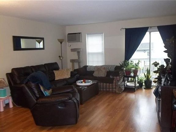 2nd image of 565 Quaker Ln APT 102