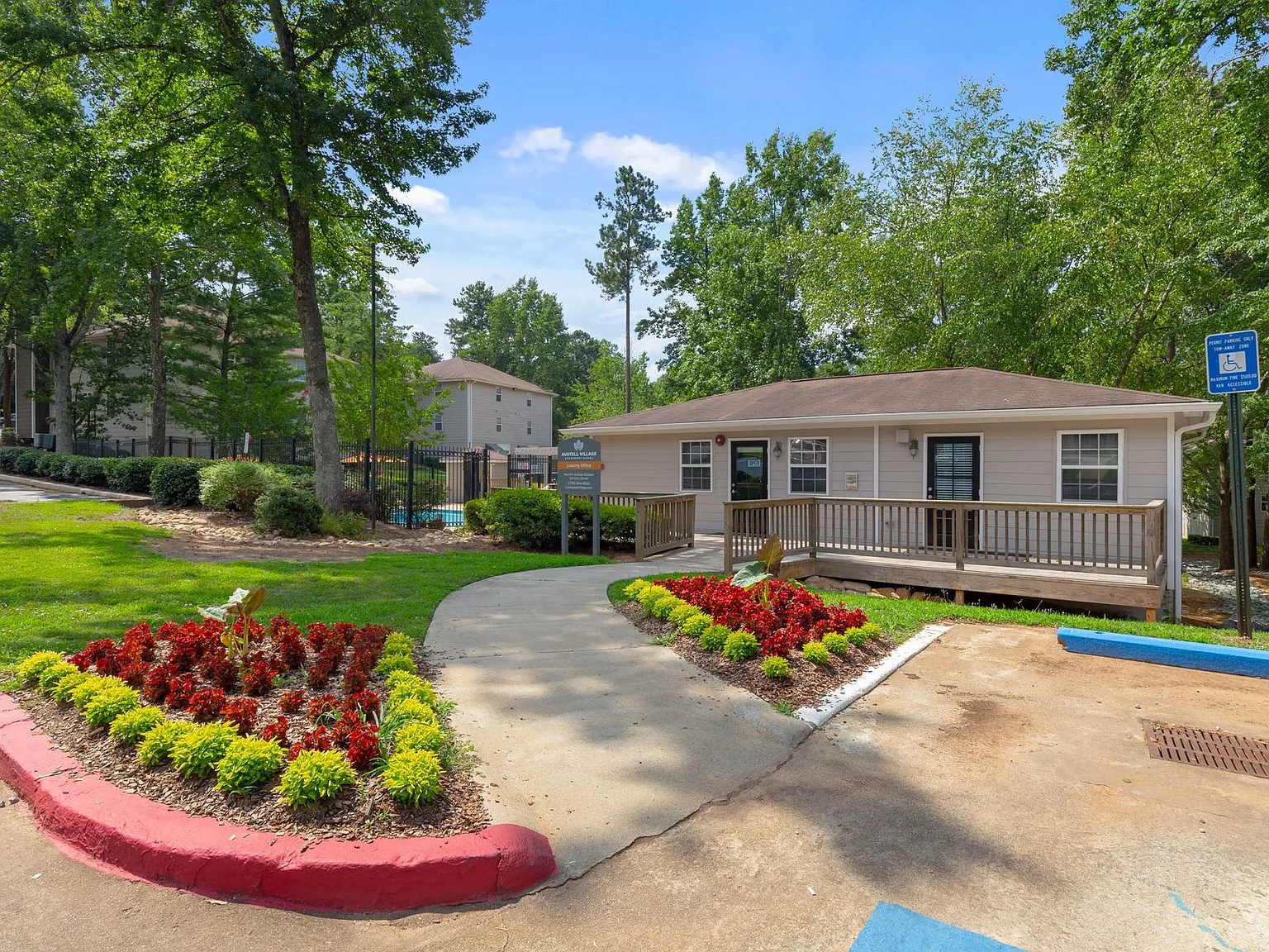Austell Village — Photo 4