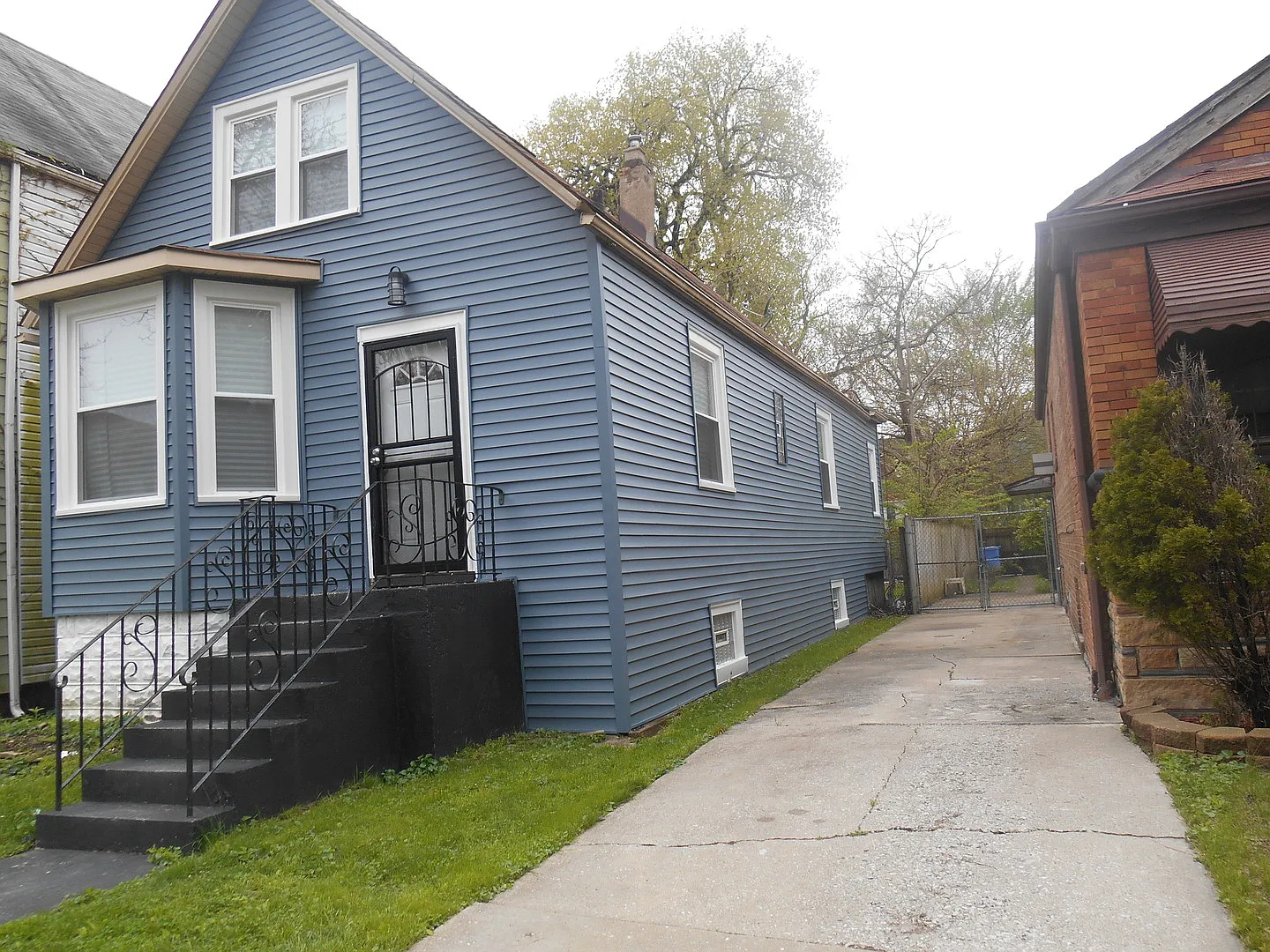 8008 S Saginaw Ave photo 1
