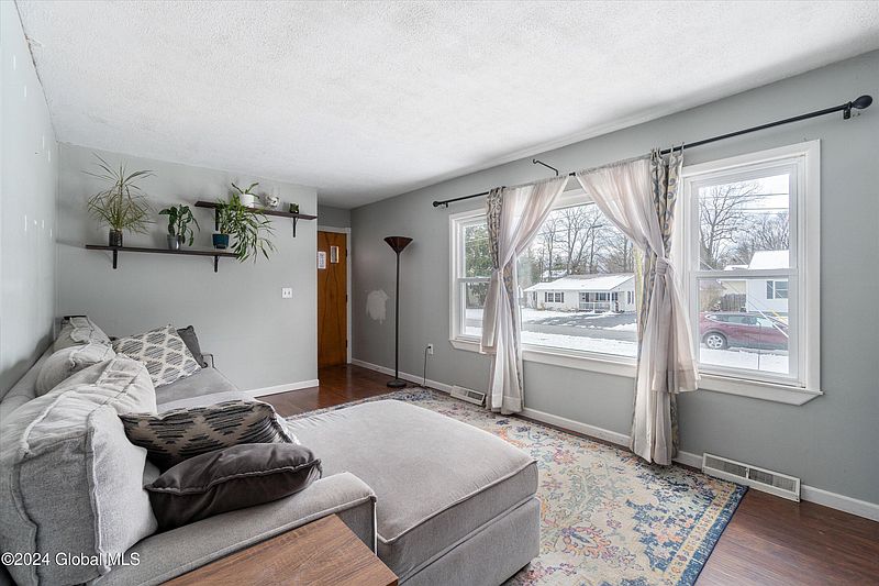 4th image of 76 King Avenue