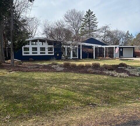 2nd image of 815 Knoll Rd