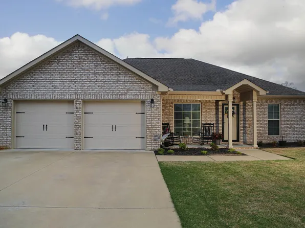 2004 Wildwood St, Muscle Shoals, AL 35661