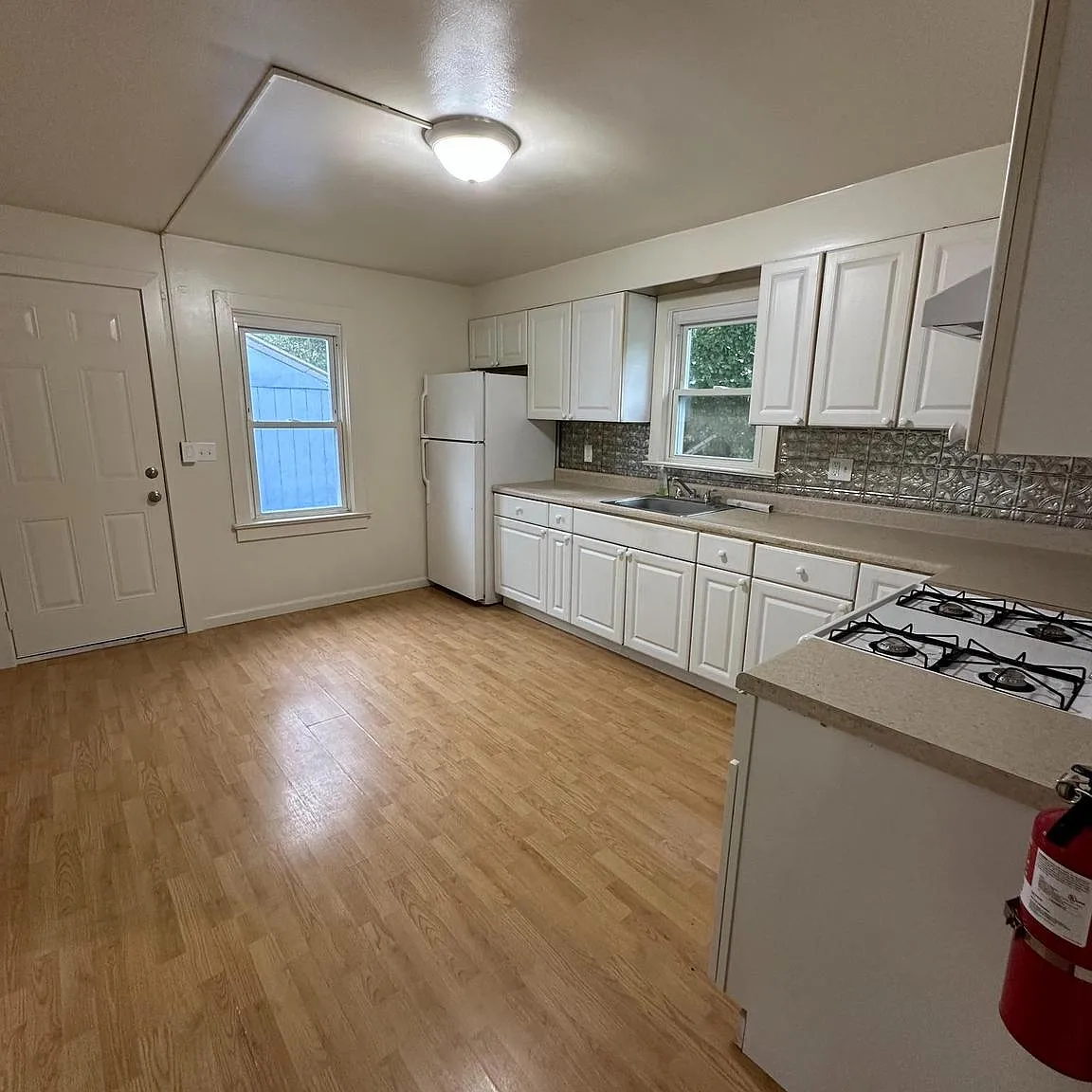 4 bed, 890 sqft, $2,150 — Photo 3