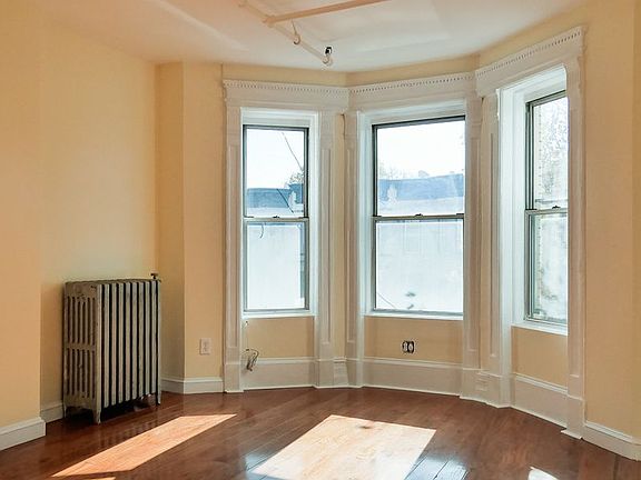 3rd image of 811 Lincoln Pl #2