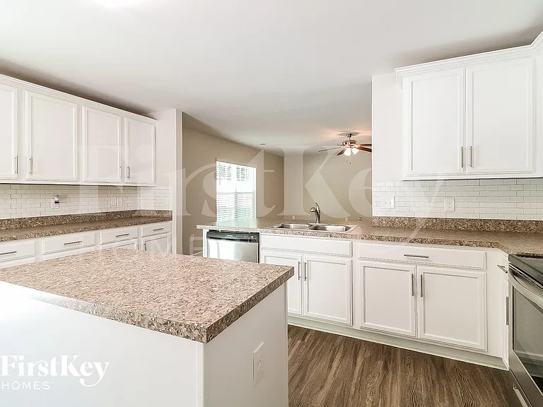 310 Sawyer Ln — Photo 6