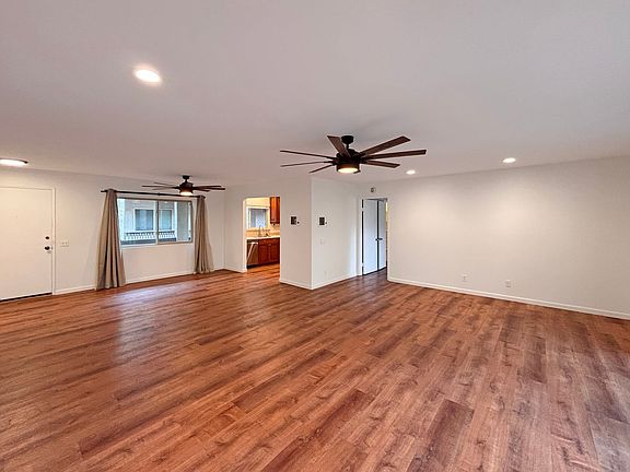5th image of 2540 Clairemont Dr Unit 204