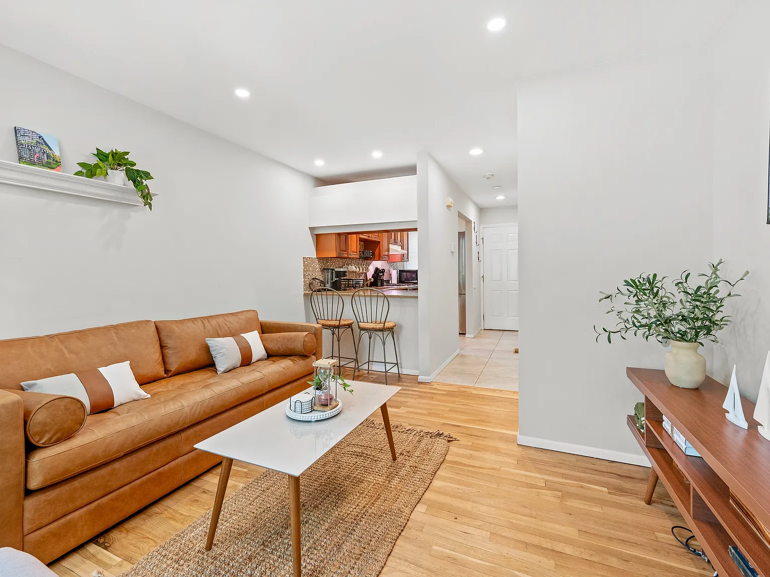 Beautiful 1 Br Furnished Condo W/Waterview's In Hampton Bays — Photo 3
