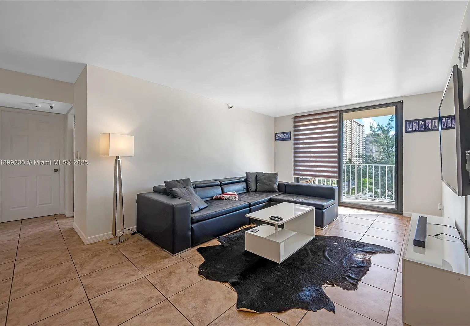 Winston Towers 700 Condo — Photo 1