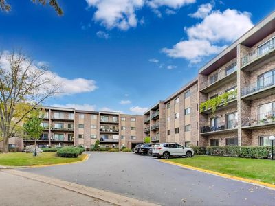 725 W Huntington Commons Rd APT 217, Mount Prospect, IL, 60056