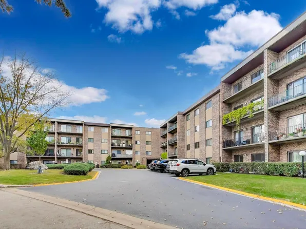 725 W Huntington Commons Rd APT 217, Mount Prospect, IL 60056