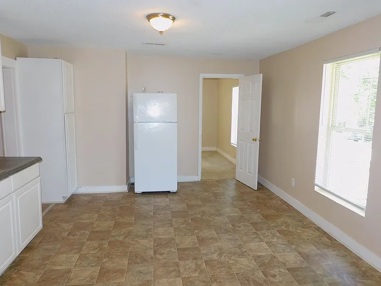 618 Glencoe St — Photo 5