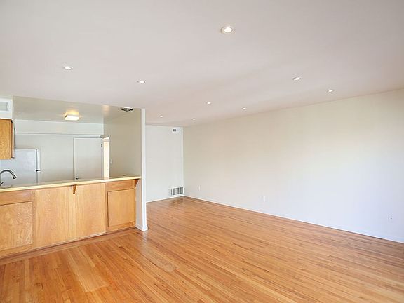 4th image of 2819 Jackson St APT 202