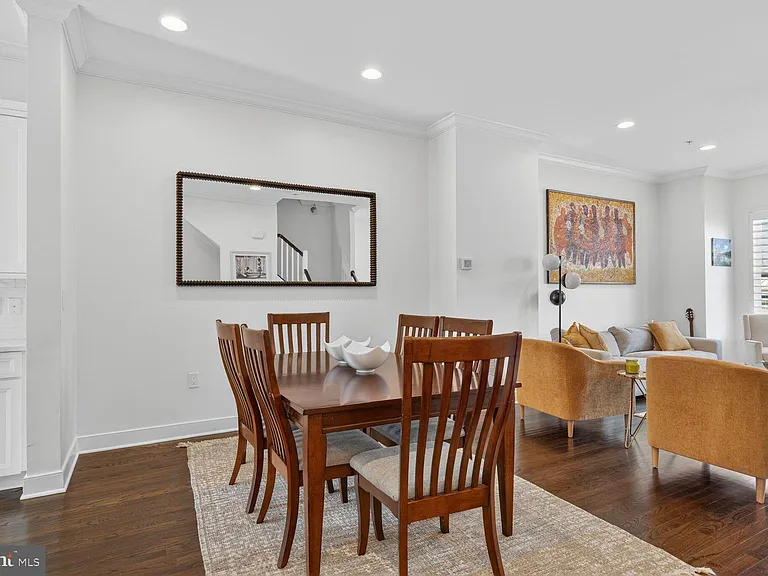 619 E Custis Ave — Photo 7