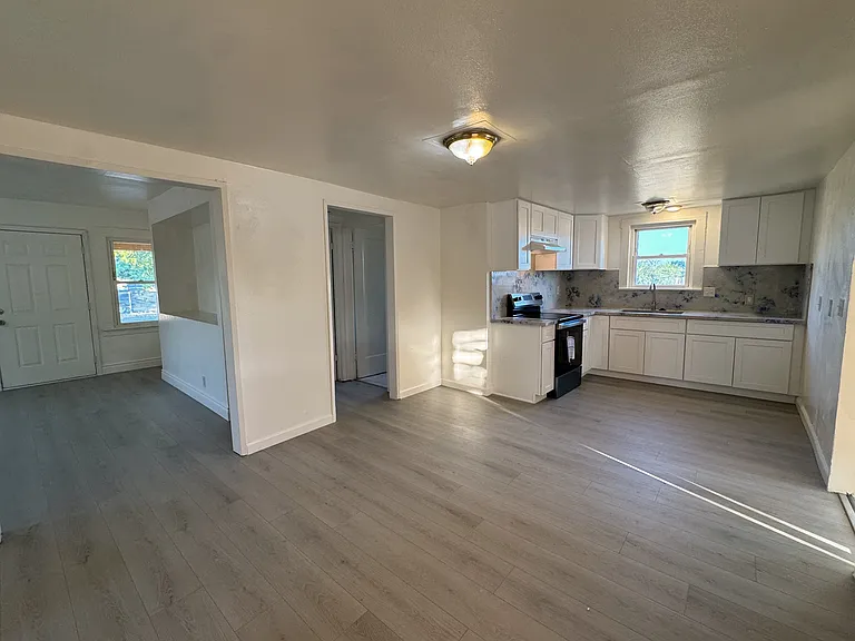 1741 N Blythe Ave — Photo 7