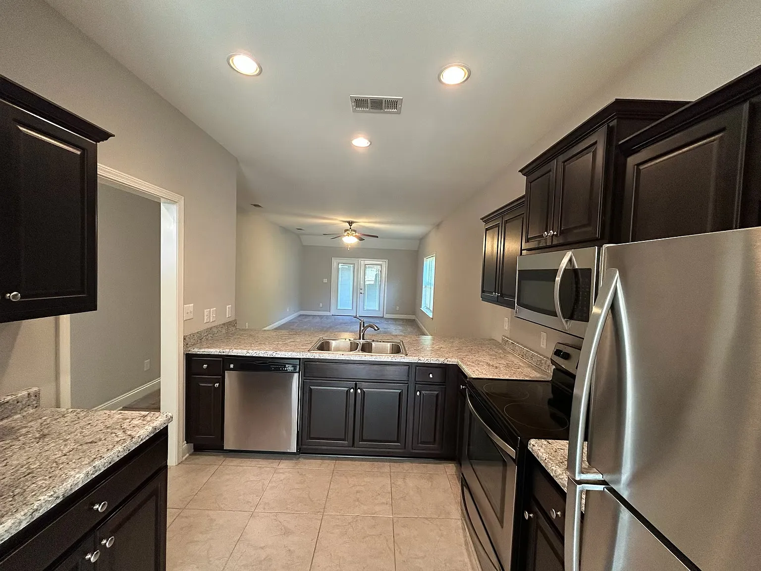 3 bed, 1607 sqft, $1,900 — Photo 4