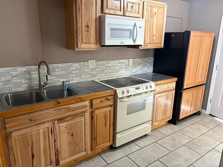300 W Jefferson Ave #2 — Photo 1