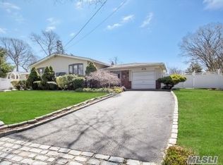 20 Pioneer Blvd, Huntington Station, NY 11746