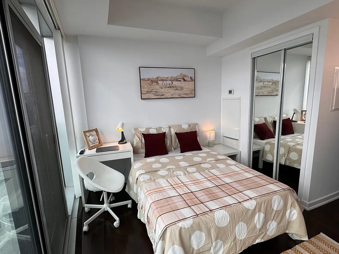 Master Room - York St & Bremner Blvd — Photo 2
