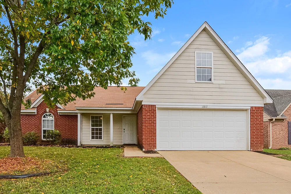 4 bed, 2.0 bath, 1629 sqft, $1,900 — Photo 1