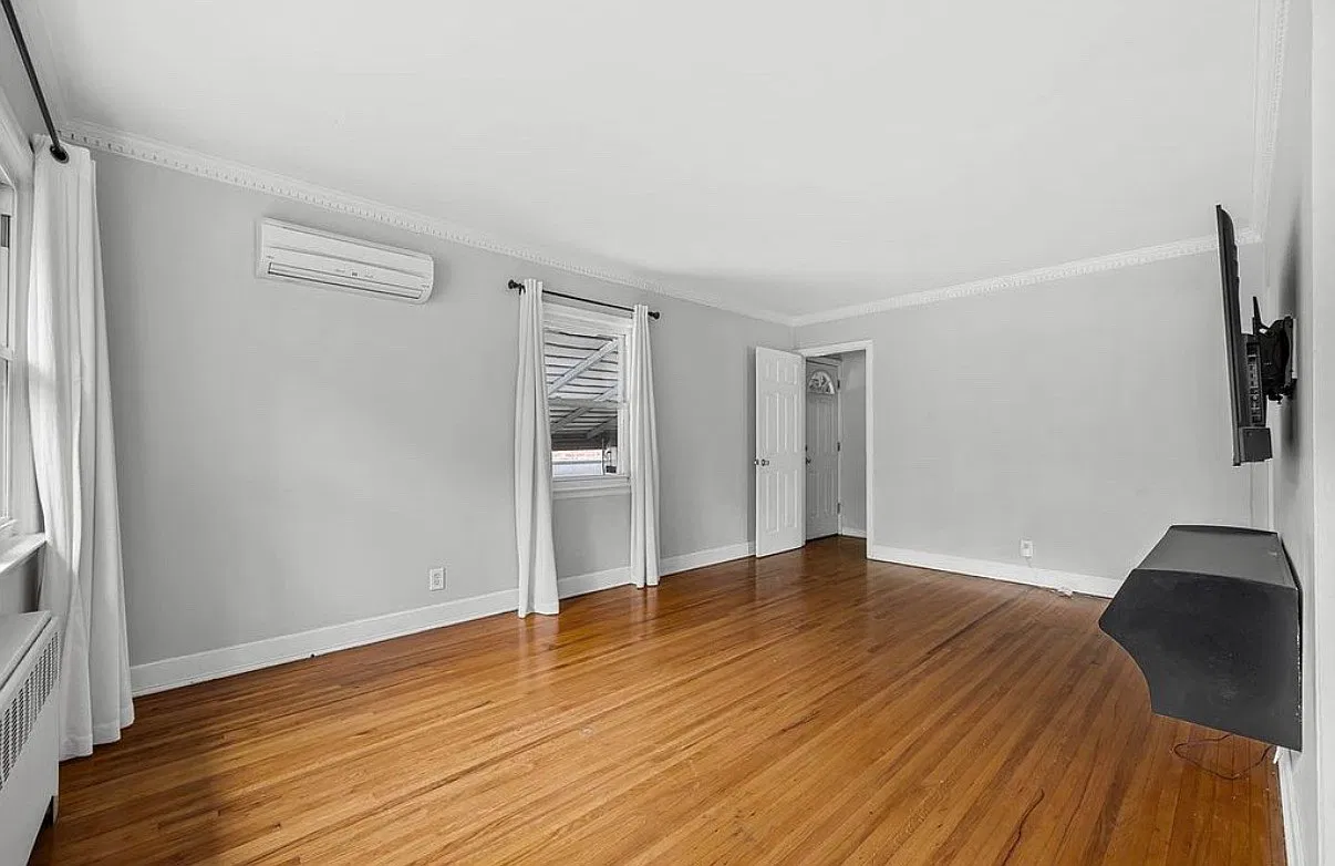 208th St, Bayside — Photo 4