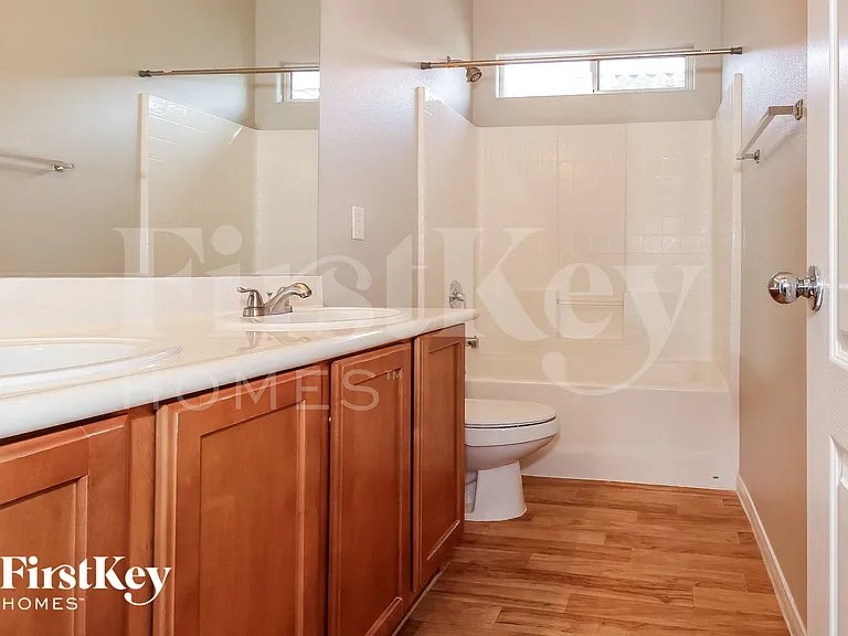 10552 Lessona St — Photo 14