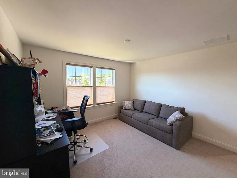 47 Thomas Dr — Photo 21