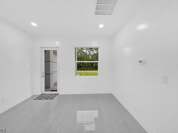 4th image of 607 W 6th St