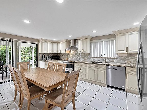 3rd image of 220 SW 32nd Avenue