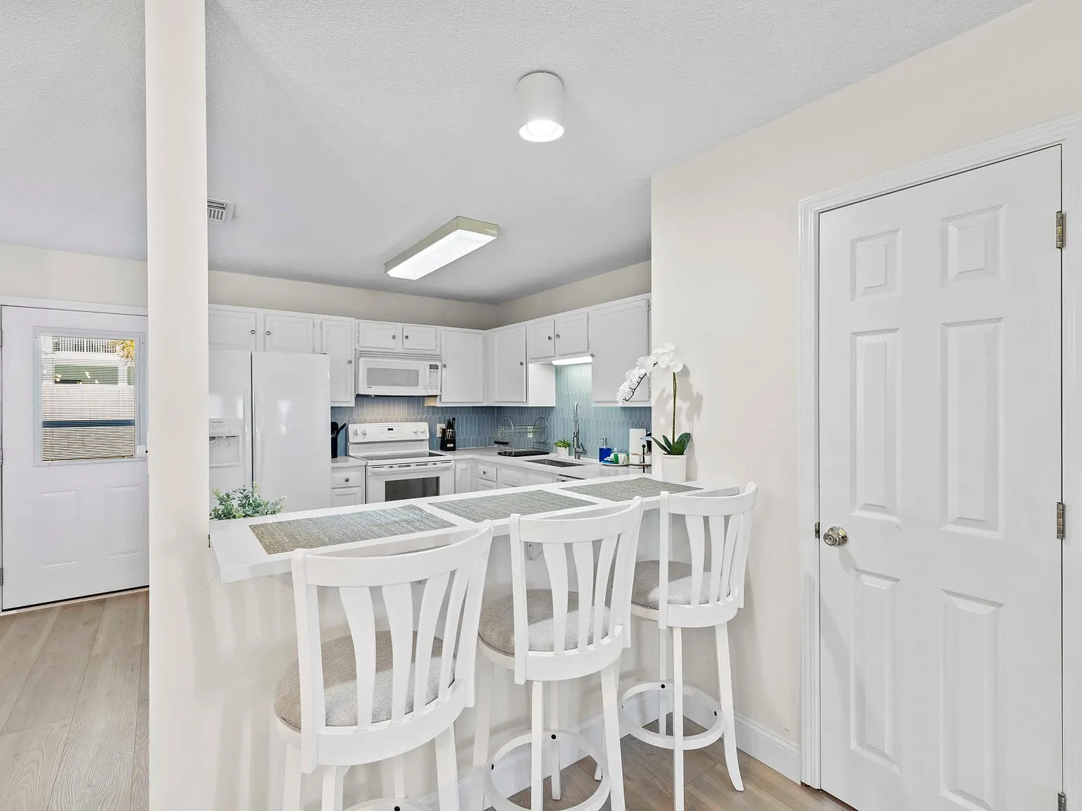 2 bed, 2.5 bath, 1300 sqft, $2,499 — Photo 4