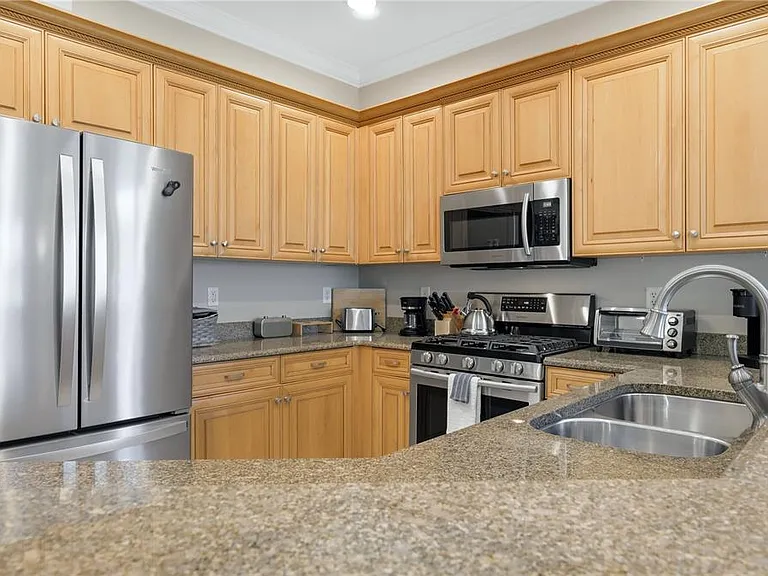 490 Montelluna Dr — Photo 15