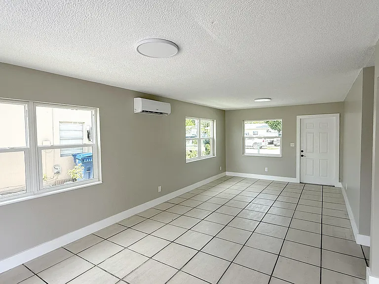 1920 SW 44th Ave #2 — Photo 4