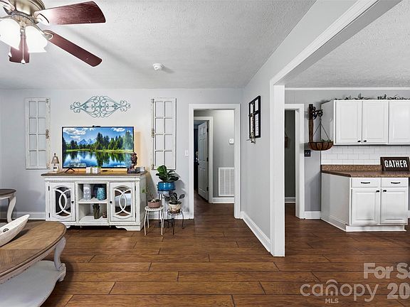 3rd image of 3018 Harold Ct