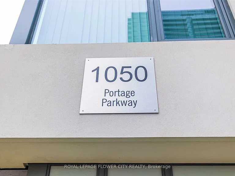 1050 Portage Pkwy W #Townhouse 37 — Photo 3