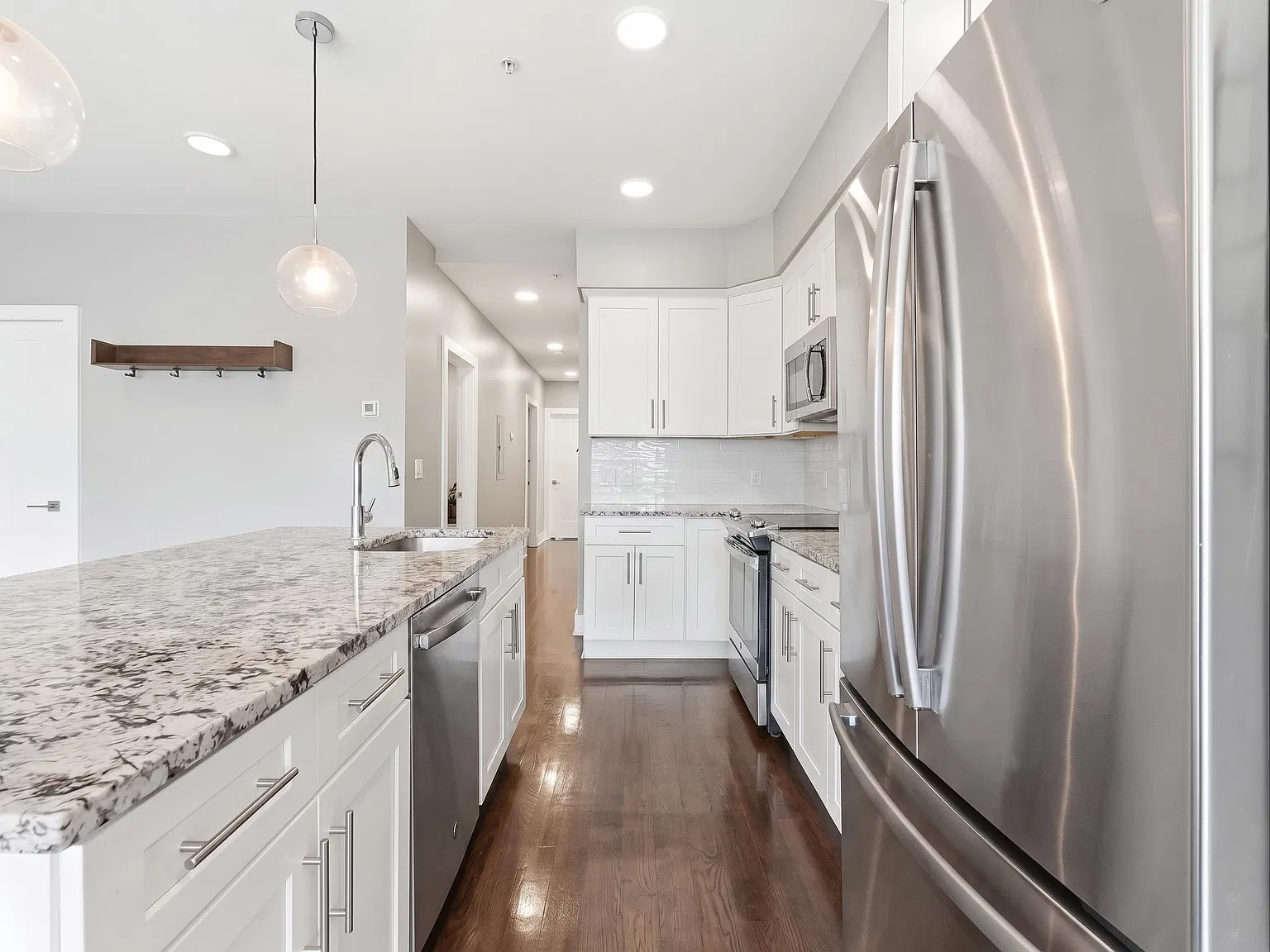 3 bed, 2.0 bath, 1456 sqft, $3,600 — Photo 3