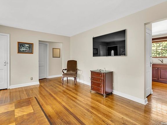 5th image of 150 Hoover Pl