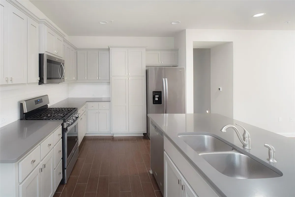 Building Photo - 13800 Lyndhurst St #191